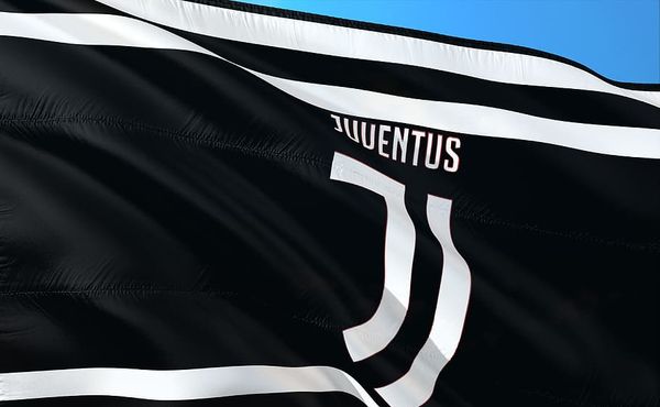 Stašková slaví s fotbalistkami Juventusu titul