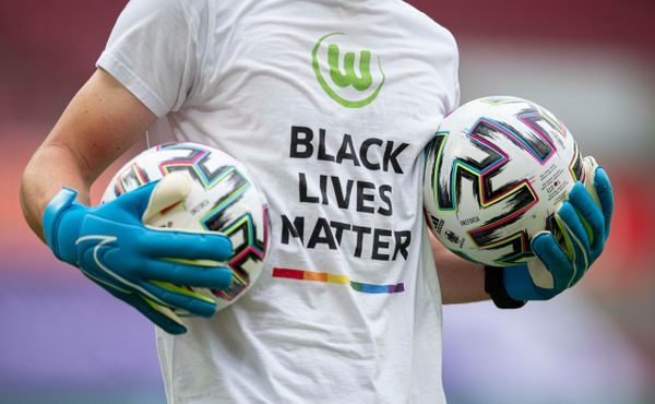 Přehnaná hysterie kolem boje s rasismem do sportu nepatří 