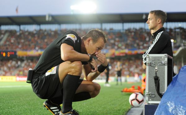 Zrušte video ve fotbale, dokud se s ním rozhodčí nenaučí