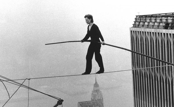 Před 46 lety předvedl Philippe Petit obdivuhodný výkon. Policie ho za něj zatkla