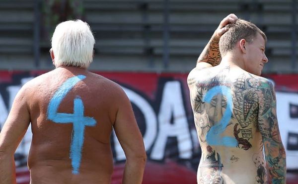 Německý nudafotbal. Naháči chtěli upozornit na korupci a nemocný systém