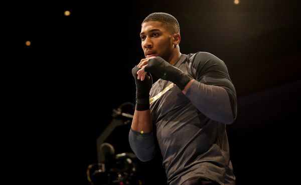 Joshua s Pulevem budou boxovat v Londýně. S diváky i bez nich