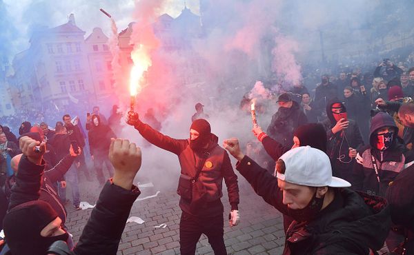 Hooligans dostáli svojí pověsti. Žádná pokojná demonstrace, ale tupé násilí