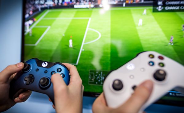 Na hodnocení fotbalistů ve hře FIFA pracuje devět tisíc lidí