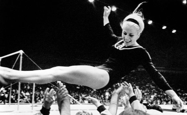 Věra Čáslavská gymnastku Bosákovou obdivovala. Ta na ni na oplátku donášela StB