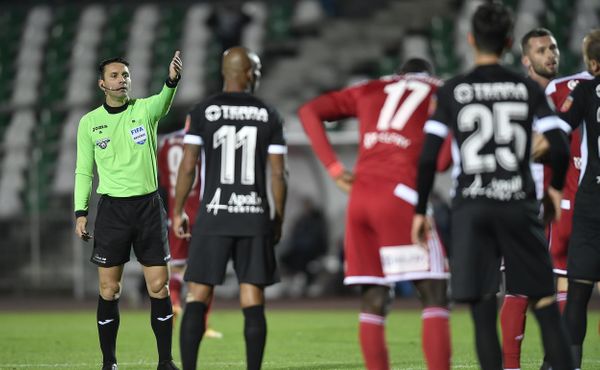Účet za rasistické urážky: Deset zápasů pro sudího