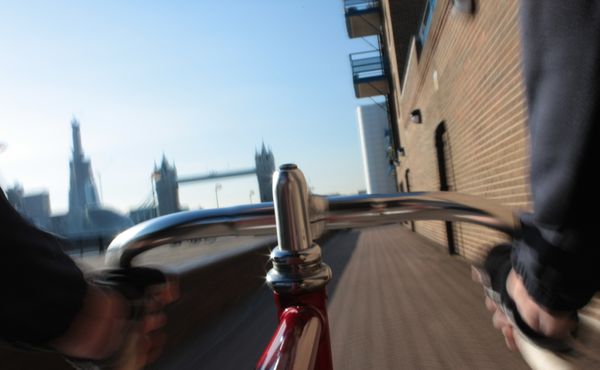 Odhalená jízda Londýnem. Cyklistka bojovala proti sebevraždám