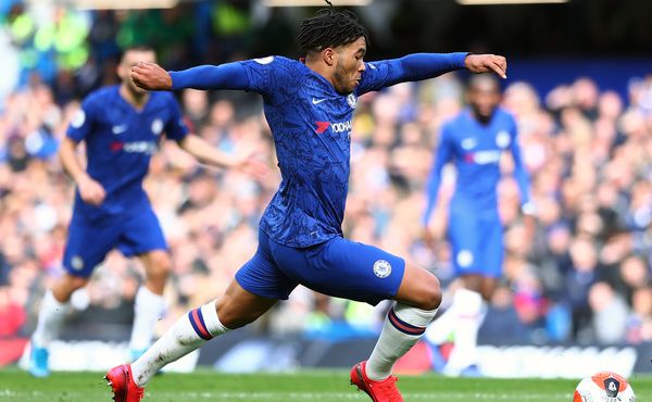 Pokažená charita. Obránci Chelsea vykradli auto s dárky