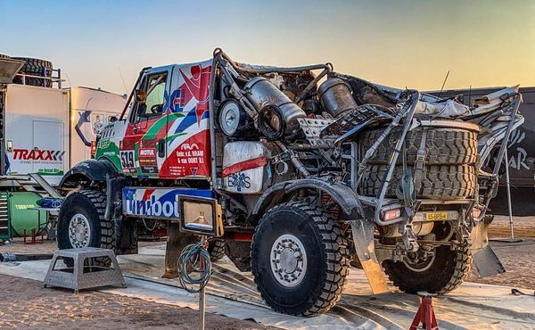Kolama vzhůru. Havárie kamionu na Dakaru