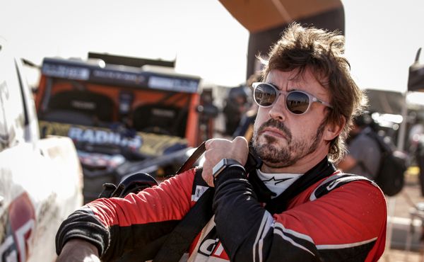Alonso se vrací do F1, po nehodě má čelist vyztuženou titanem
