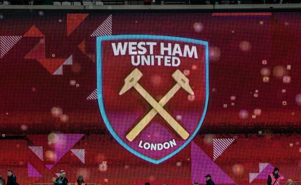 West Ham ztratil klíčový zápas. Červená karta a vlastní gól mu zlomily vaz