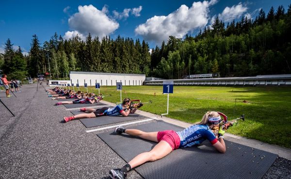 Střelba, běh, kolo a kolečkové lyže. Biatlonisté už trénují v Jablonci