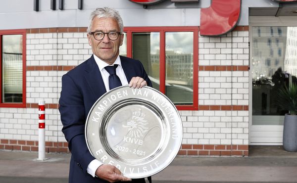 Ajax roztavil mistrovskou trofej a její kousky věnoval fanouškům