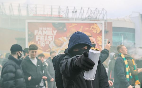 Nové protesty. Fanoušci Manchesteru zablokovali autobus Liverpoolu
