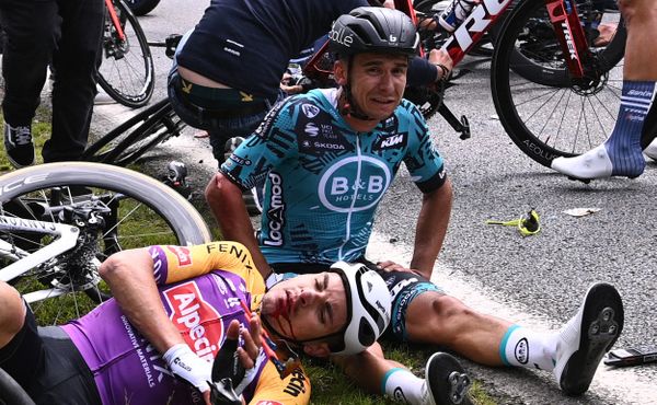 Začala Tour de France: Fanynka zavinila pád desítek jezdců