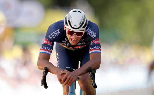 Organizátoři Tour chtějí potrestat fanynku a ve žlutém je Van der Poel