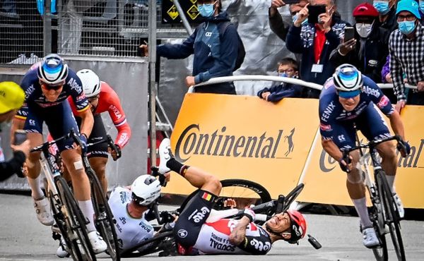 Ahoj dědečku, jedu ve žlutém, vzkazuje Van der Poel Poulidorovi