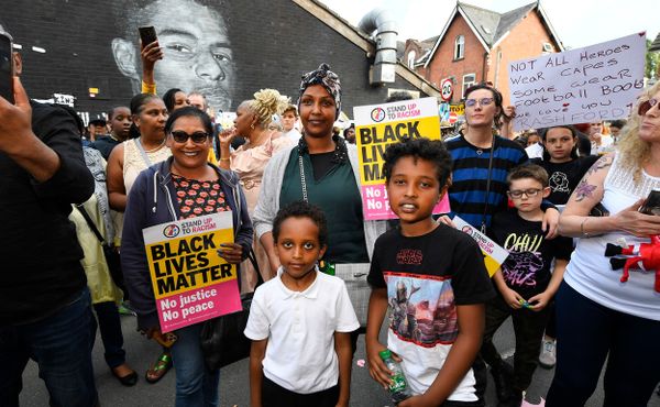 Lidé poklekají na podporu Marcuse Rashforda. Hnutí Black Lives Matter má nové poutní místo