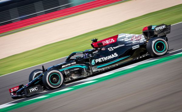 Mercedes přiznal barvu: Bez červené vlajky by Hamilton v Silverstone dozávodil