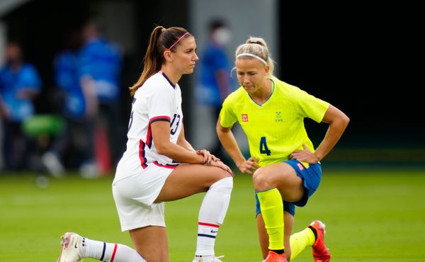 Vedení olympiády zakázalo sdílet fotky klečících fotbalistek