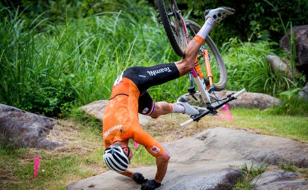 Tvrdý pád. Mathieu van der Poel přišel o svůj olympijský sen