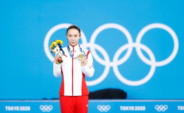 Zlato je ze stříbra? Čínská gymnastka reklamuje svou olympijskou medaili