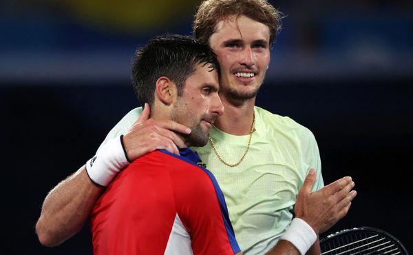 Nešťastný vítěz. Zverev se omlouvá Djokovičovi