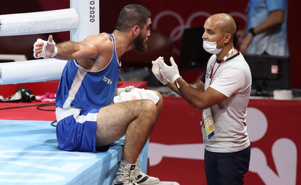 Neodejdu! Francouzský boxer si po diskvalifikaci sedl na kraj ringu a odmítal vstát