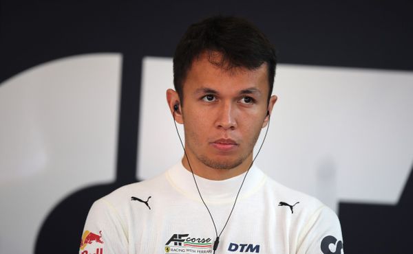 Alex Albon je zpátky v F1! Nahradí Russella u Williamsu