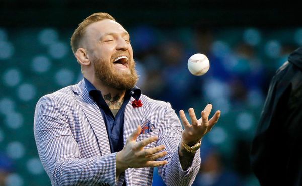 Nejhorší nadhoz v historii? Conor McGregor zahajoval baseballový zápas
