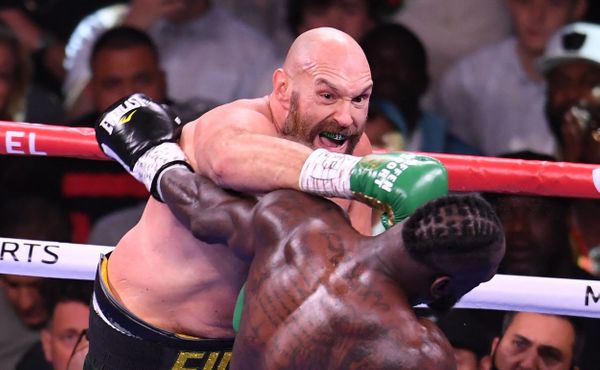 Tyson Fury obhájil titul, Deontay Wilder skončil v nemocnici