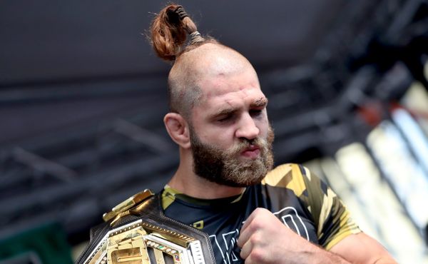 Šampion UFC Procházka šikanuje Prahu, policie jen přihlíží, píší Rusové