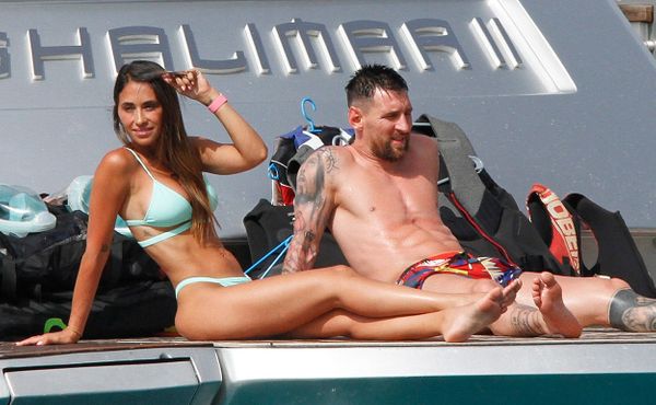 Zaskočený Lionel Messi zdravil své fanoušky přímo z bazénu
