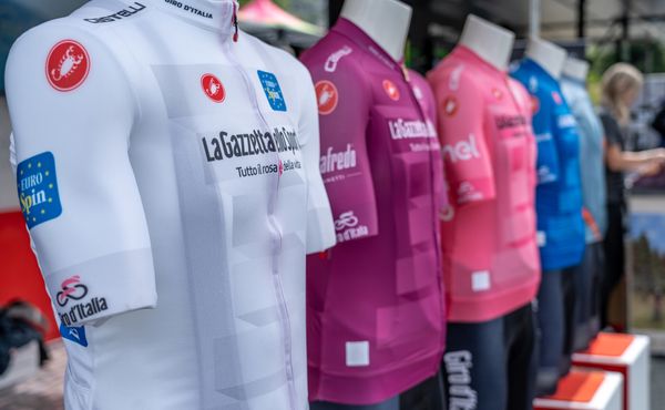 Gayům vstup zakázán? V Maďarsku začalo Giro d'Italia