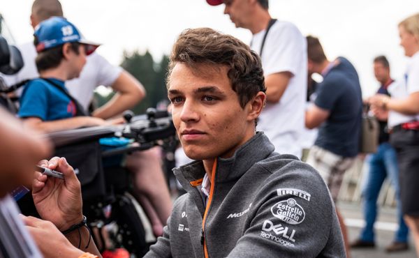 Rowdies okradli pilota Formule 1 o hodinky za více než milion korun