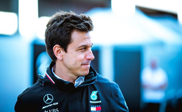 Polarizující událost, vrací se šéf Mercedesu k havárii Hamiltona s Verstappenem