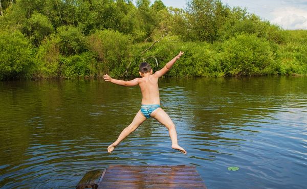 Ročně se v Česku utopí přes 200 lidí. Na co si dát při letním koupání pozor?